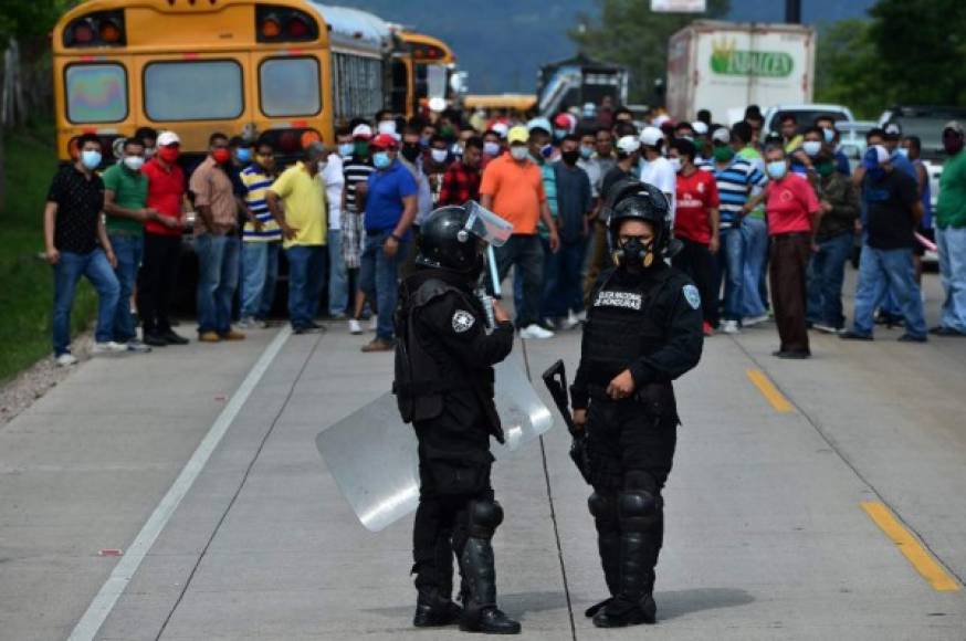 Los transportistas llevan más de 2 meses sin estar trabajando, por lo que dicen sentirse en el abandono y agobiados por las deudas.