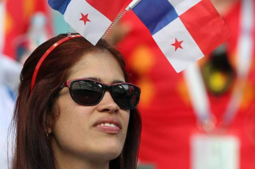 Aficionada panameña disfrutó de esta forma del debut mundialista de su equipo. Foto EFE