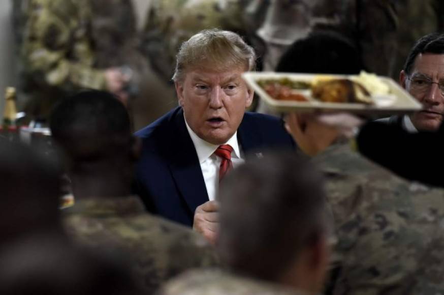 Trump felicitó a los soldados por su valentía y agradeció sus servicios a su país afirmando que todas las familias estadounidenses estarían elevando una plegaria por ellos esta noche.