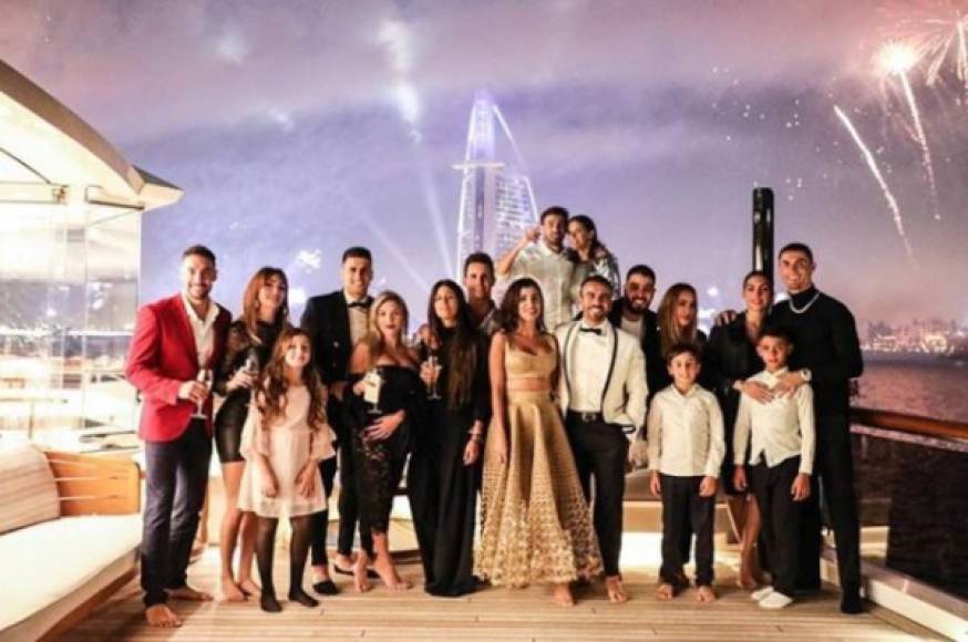 Tan cercana es la amistad que Cristiano Ronaldo y su familia pasó el Año Nuevo en Dubai junto al jeque, la familia y amistades del mismo.