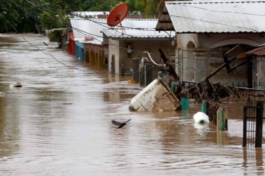 Iota, clasificado como un huracán 'extremadamente peligroso', ha ocasionado además daños en el sistema de suministro de energía, deslizamientos de tierra, caída de árboles y el desbordamiento de los caudalosos ríos Ulúa y Chamelecón, entre otras fuentes.