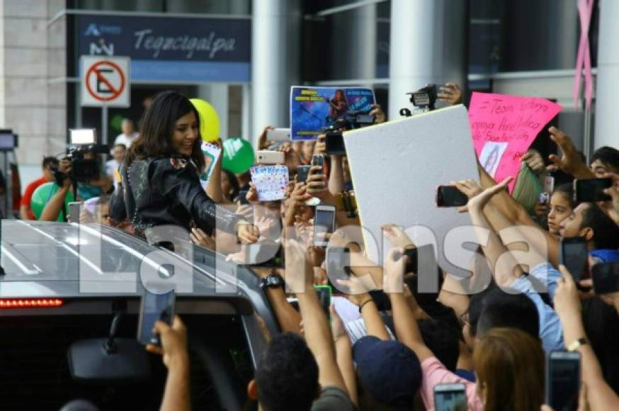 La cantante hondureña Katheryn Banegas llegó al país esta tarde y provocó euforia entre los catrachos.