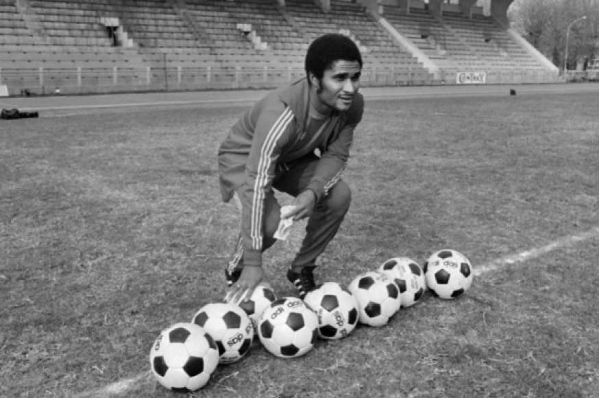 Eusebio (Portugal): Jugó 64 partidos con la Selección de Portugal. Su mejor resultado fue el tercer puesto en el Mundial de Inglaterra 1966.