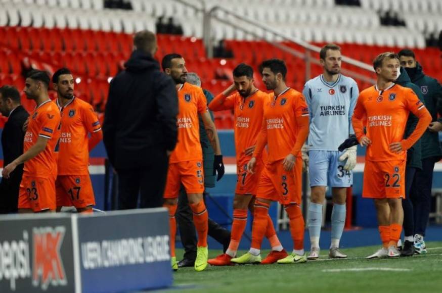 Tanto los jugadores del Istanbul Basaksehir como los del PSG decidieron abandonar la cancha tras quedar interrumpido el partido por el insulto racista del árbitro.