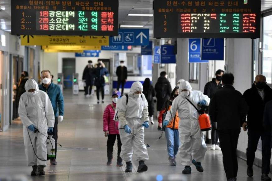 Las instituciones en Corea del Sur también implementaron una concienciación muy temprana sobre prácticas higiénicas, uso de mascarillas, el teletrabajo, la necesidad de quedarse en casa si se tienen síntomas o la de aplicar el distanciamiento social: son mensajes omnipresentes en calles, transporte público o medios de comunicación.