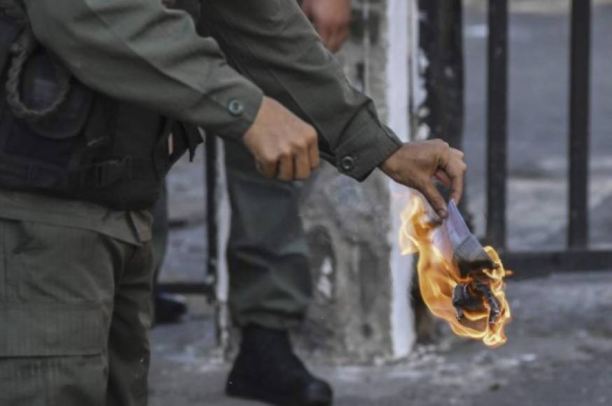 Algunos militares quemaron la ley y expresaron su rechazo por el presidente interino, Juan Guaidó.