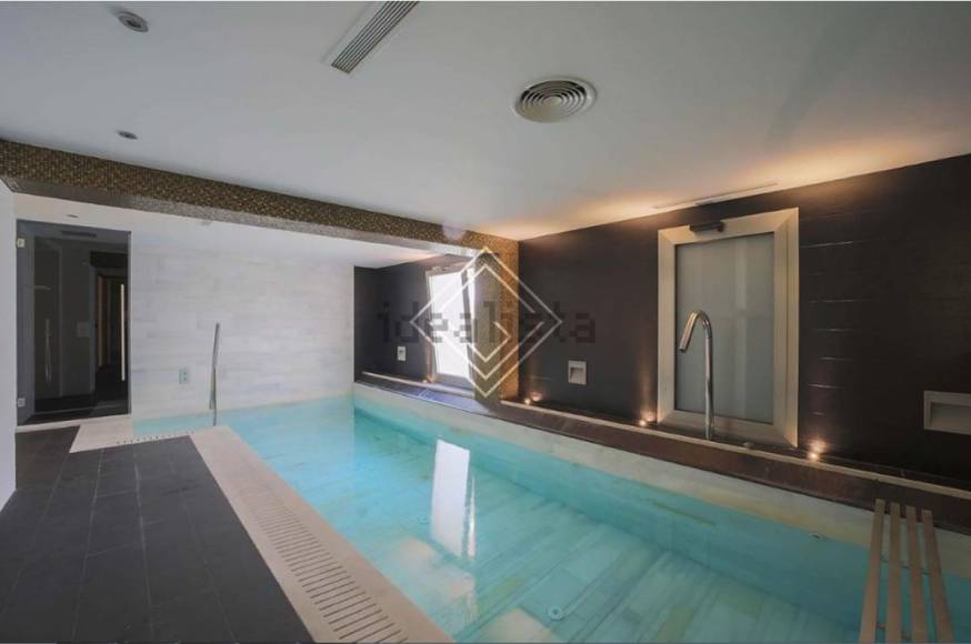 Y en el interior también se encuentra una piscina climatizada con opción de nado a contracorriente.