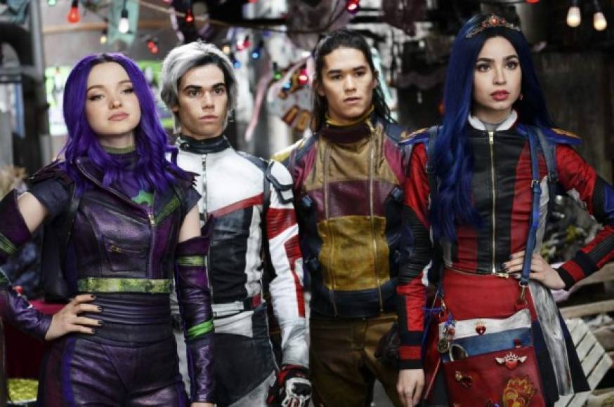 También encontró fama en la franquicia de las películas 'Descendientes', interpretando a Carlos, el hijo adolescente de Cruella de Vil, junto a Dove Cameron, BooBoo Stewart y Sofia Carson.<br/>