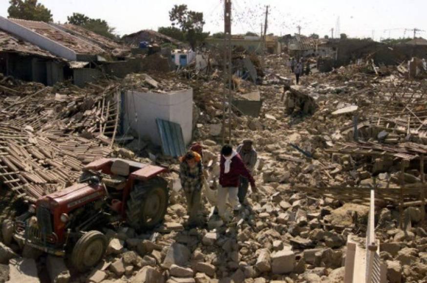 26 de junio de 2001: INDIA - Un sismo de magnitud 6,8 deja 25.000 muertos en el estado de Gujarat (oeste).