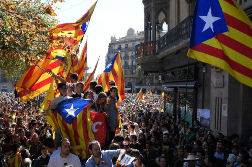 BARCELONA. Defienden independencia. Miles de catalanes se manifestaron ayer contra la incautación de millones de papeletas para el referendo.