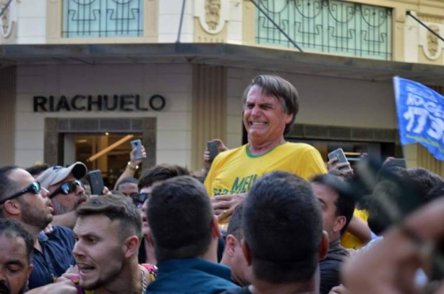 El atentado contra el ahora presidente de Brasil, Jair Bolsonaro, durante un mitin político y que lo dejó al borde de la muerte es otra de las imágenes más impactantes de este año.