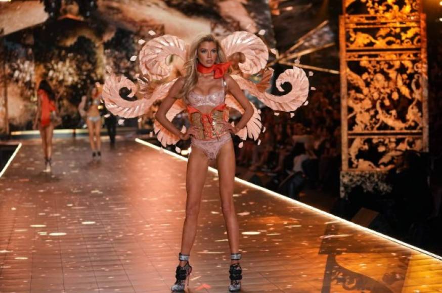 British model Stella Maxwell walks the runway at the 2018 Victoria's Secret Fashion Show on November 8, 2018 at Pier 94 in New York City. - Every year, the Victoria's Secret show brings its famous models together for what is consistently a glittery catwalk extravaganza. It's the most-watched fashion event of the year (800 million tune in annually) with around 12 million USD spent on putting the spectacle together according to Harper's Bazaar. (Photo by TIMOTHY A. CLARY / AFP)