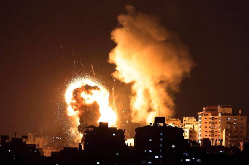 En respuesta, hace poco tiempo, aviones de combate del Ejército israelí atacaron recintos militares y un sitio de lanzamiento de cohetes pertenecientes a la organización terrorista Hamás', señaló un comunicado castrense.