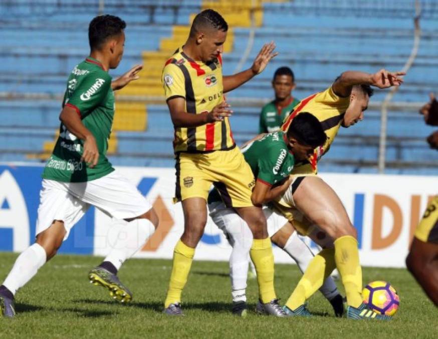 Cristian Cálix casi desnuda al delantero del Real España, Domingo Zalazar.