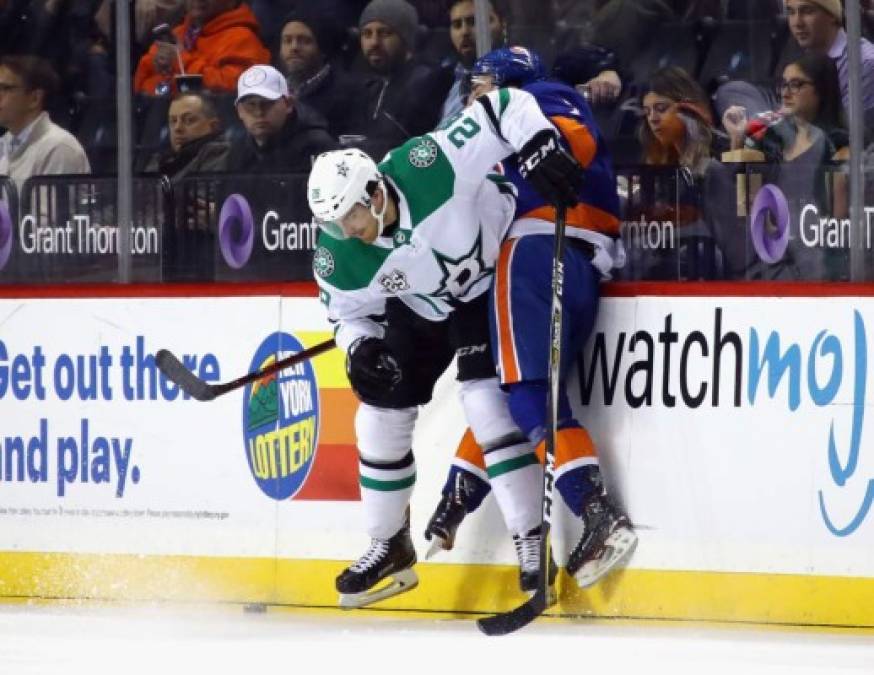 Hockey sobre hielo. <br/>Al tablero. Stephen Johns, de los Dallas Stars, tira a Jordan Eberle, de los New York Islanders, al tablero en el Barclays Center.