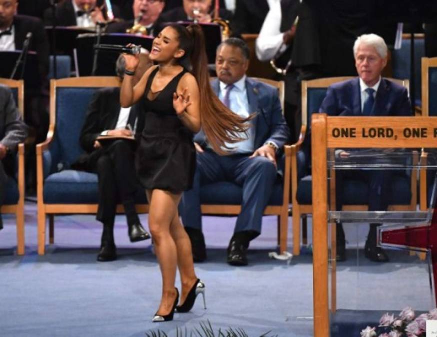 '¡Qué horror! Bill Clinton no puede dejar de 'admirar' a Ariana Grande de 25 años durante el funeral de Aretha Franklin', escribió el político Chuck Callesto.