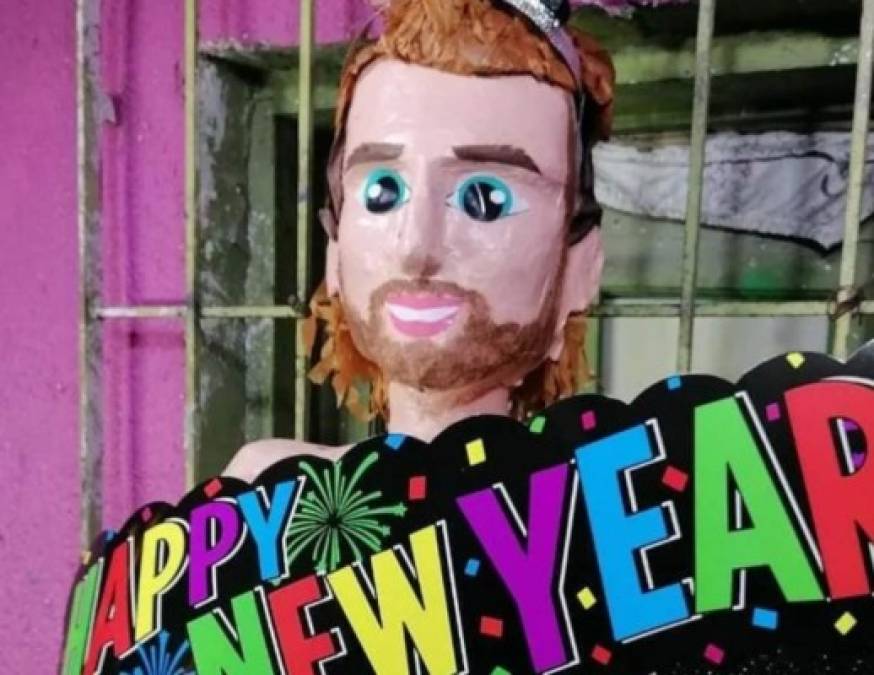 Junto a su mensaje, se pueden ver unas capturas de WhatsApp, en las que alguien les explica en un mensaje que no tienen permitido utilizar la imagen de Gabriel Soto para sus piñatas.