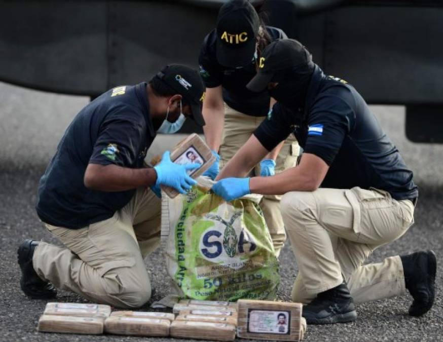 Equipos combinados de FESCCO y ATIC, realizaron la inspección del bote donde se logró la incautación de 25 kilos de presunta cocaína.