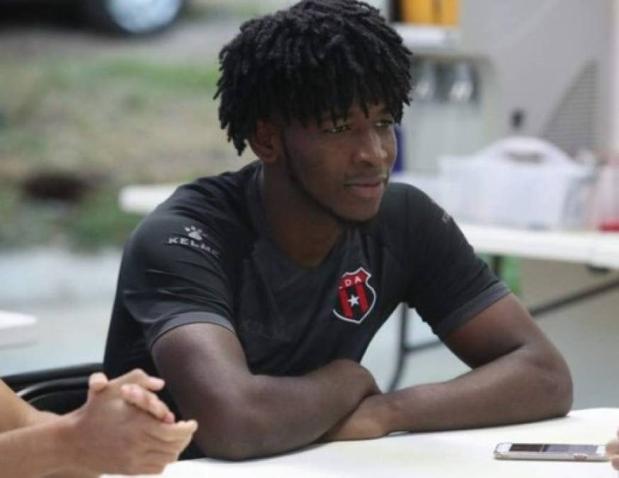 Cristian Moreira: El joven defensor hondureño de 20 años de edad fue fichado por la Liga Deportiva Alajuelense de Costa Rica. Firmó por un año con el club tico, es compañero de los catrachos Roger Rojas, Luis Garrido y Alex López. Foto La Nación.