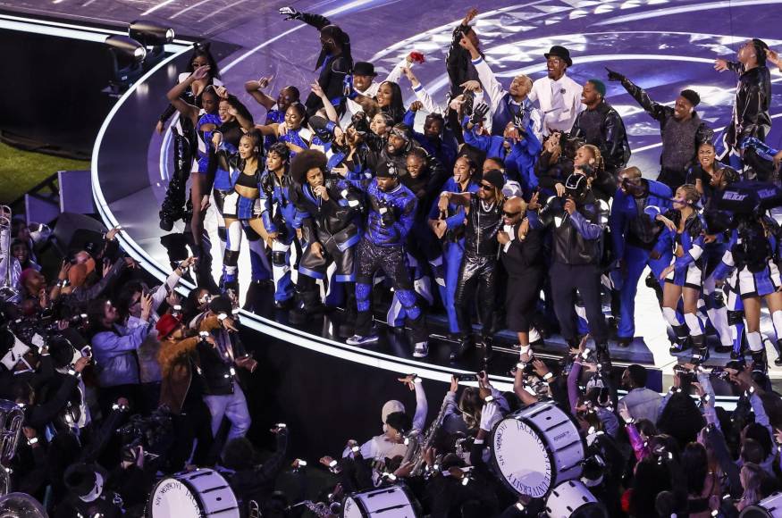 El cierre fue grupal, con decenas de bailarines acompañando a Usher, Ludacris y Lil Jon en el iluminado escenario. 