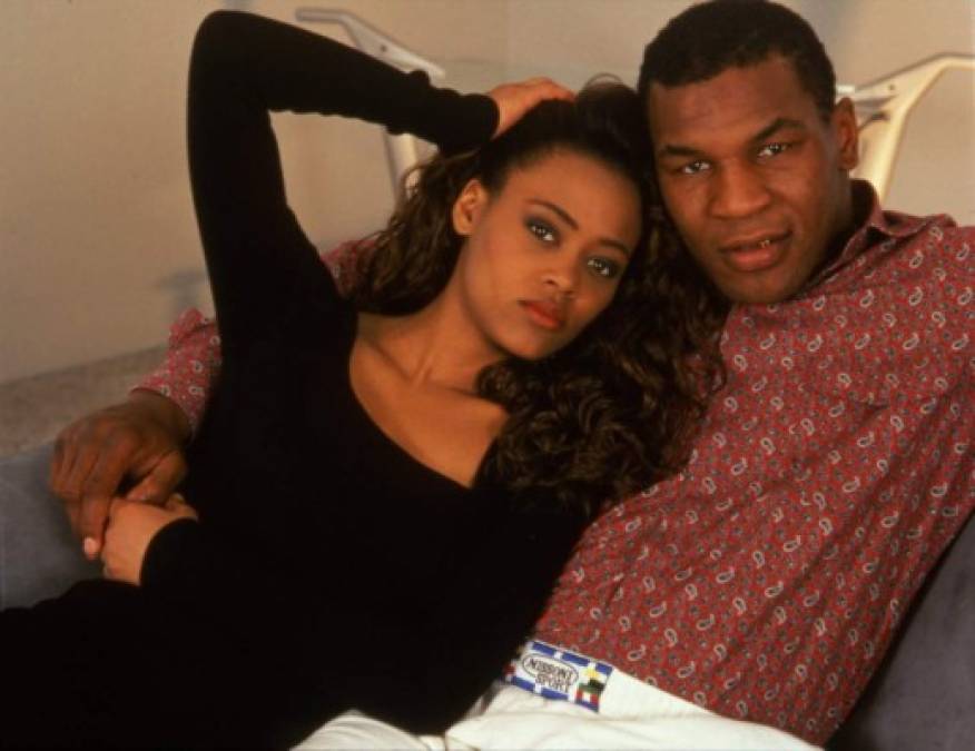 Mike Tyson - El boxeador estadounidense, polémico en todas las facetas de su vida, incluso sobre el ring, se divorció de la actriz Robin Givens tras sólo un año de matrimonio, y entre graves acusaciones de violencia doméstica y abusos. Al final, Tyson pagó unos 15 millones de dólares a su exesposa.