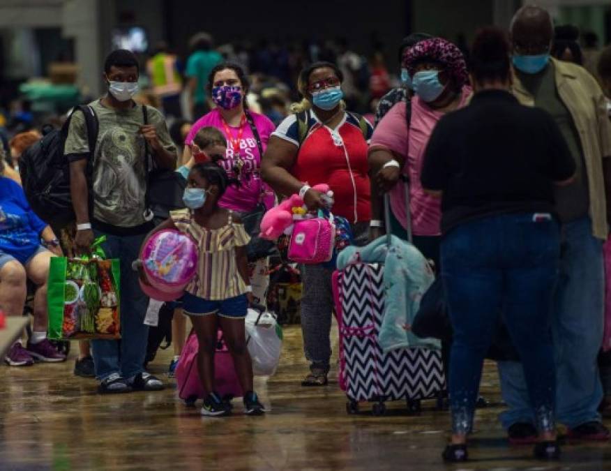 Las autoridades de Texas y Luisiana se apresuraban esta mañana a realizar las últimas evacuaciones en las zonas de mayor riesgo en la costa de ambos estados ante la inminente llegada del huracán Laura, donde el agua podría subir hasta tres metros.