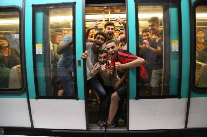 En el Metro de París cientos de fanáticos liberaron toda su emoción por la victoria de los Bleus.