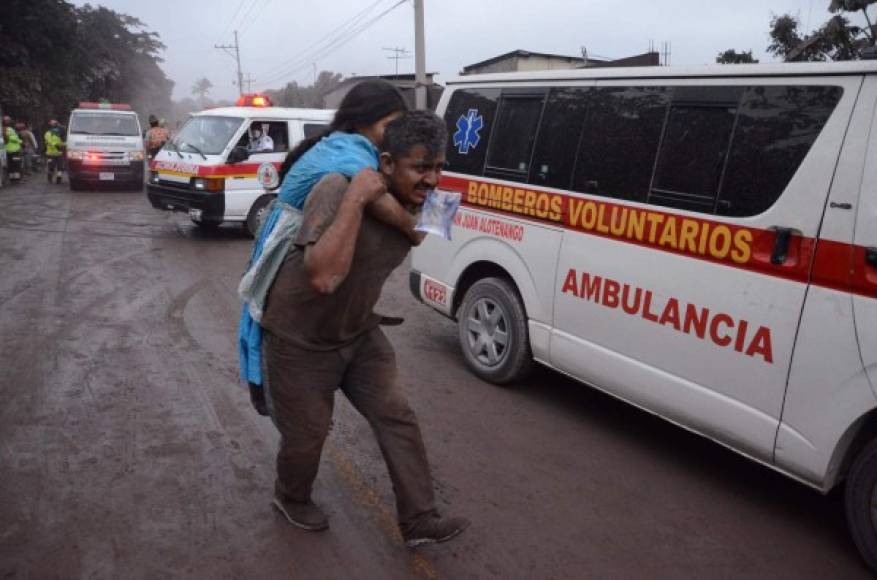 Muchos sobrevivientes salieron de las zonas afectadas por la erupción con el cuerpo cubierto de ceniza, mientras otros que resultaron heridos eran atendidos por socorristas.