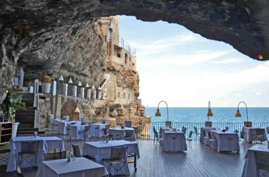 El restaurante Grotta Palazzese es también un hotel. Foto:sacalamaleta.com