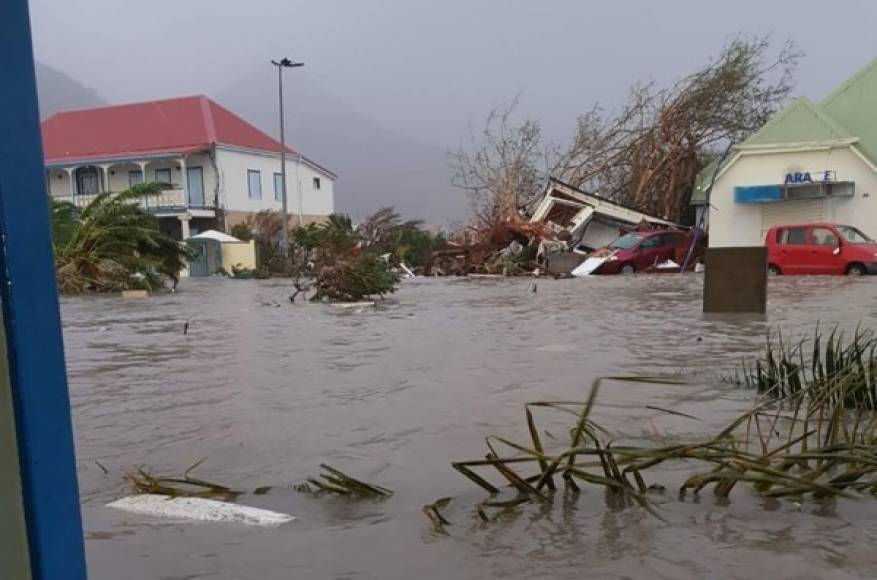 'Absolutamente devastador. Nunca vi tanta destrucción como la que vi en Barbuda esta tarde', dijo el primer ministro a CNN luego de sobrevolar la isla. 'Noventa y cinco por ciento de las propiedades están dañadas'.