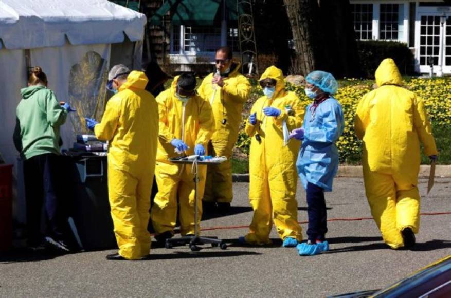 Mientras el estado de Nueva York intenta aplanar la curva de contagios, en conjunto, EEUU superó este lunes los 10,000 muertos por coronavirus, lo que le sitúa en el tercer país con más pérdidas humanas detrás de Italia y España, según la Universidad Johns Hopkins.