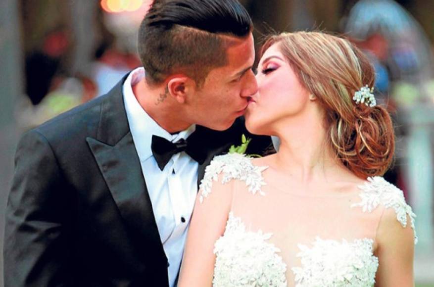 Andrea Navarro es la esposa del defensor mexicano Carlos Salcedo, se casaron en el 2016.