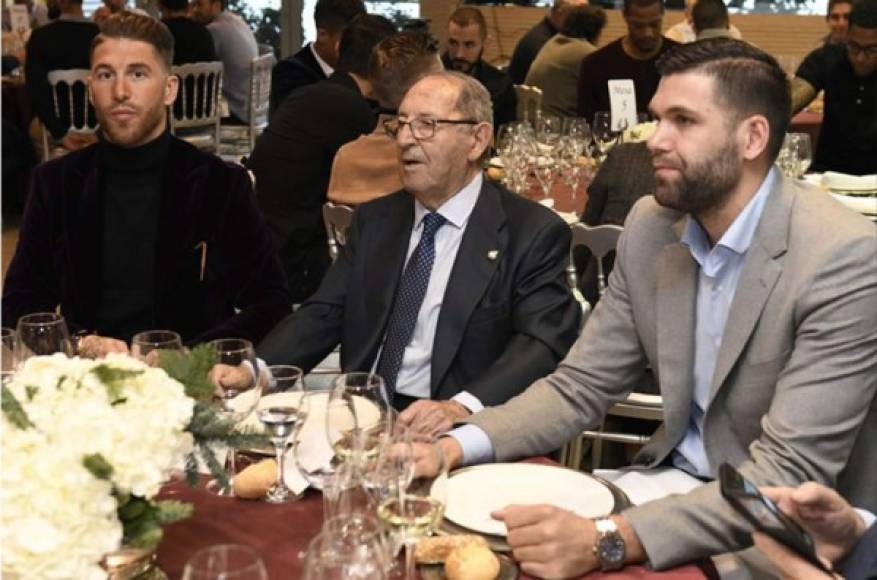 Paco Gento, leyenda del fútbol, sentado entre Sergio Ramos y Felipe Reyes, capitanes de fútbol y baloncesto respectivamente.