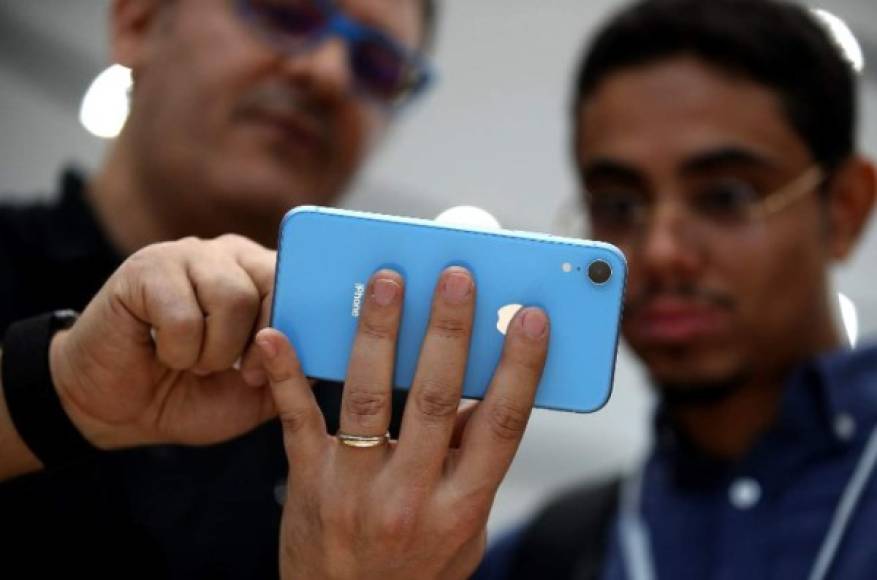 CUPERTINO, CA - SEPTEMBER 12: A visitor inspects the new Apple iPhone XR during an Apple special event at the Steve Jobs Theatre on September 12, 2018 in Cupertino, California. Apple released three new versions of the iPhone and an update Apple Watch. Justin Sullivan/Getty Images/AFP