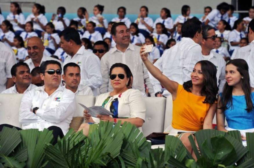 La familia presidencial de Honduras durante la celebración de la Independencia en Tegucigalpa.