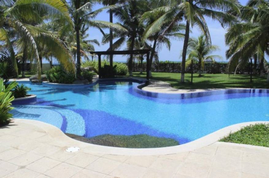 La casa cuenta con una gigantesca piscina y una espectacular vista al mar.