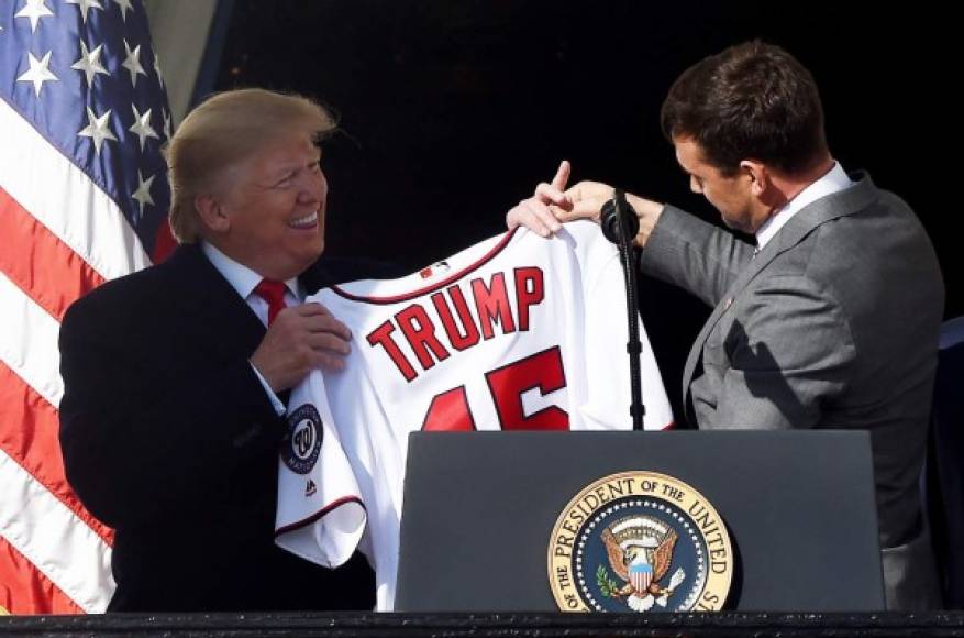 El magnate también recibió su camisa conmemorativa por parte del capitán del equipo, Ryan Zimmerman, que también mostró su apoyo al mandatario estadounidense.