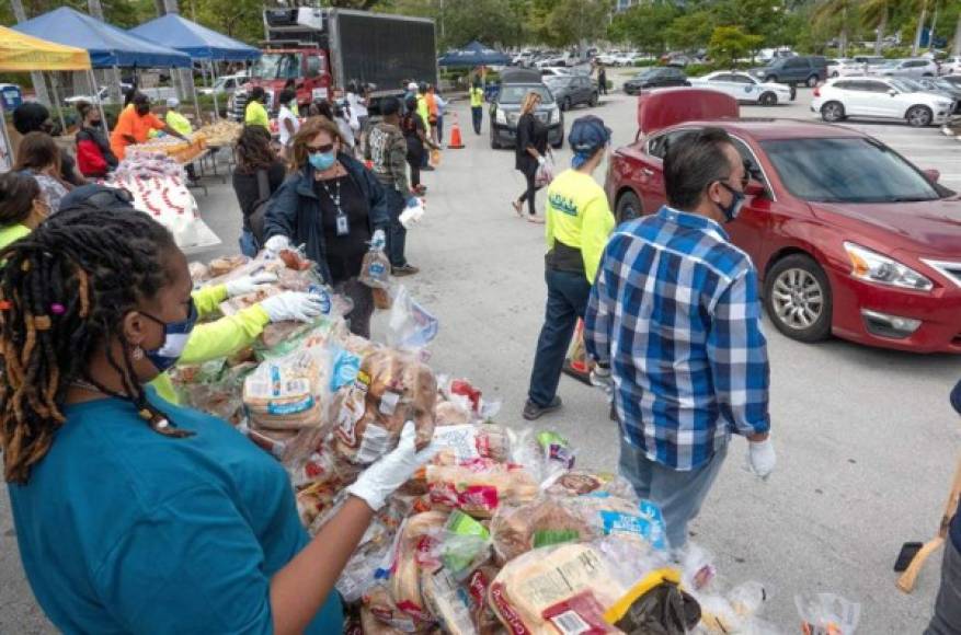 En Florida, la distribución de los alimentos se llevó a cabo en las inmediaciones del edificio de la alcaldía, el Miami City Hall, donde largas colas de autos esperaban su turno para recoger las bolsas de alimentos con pollo, leche, pan, fruta y otros productos.