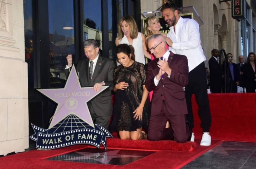 Actress Eva Longoria (C kneeling) watches as her Star on the Hollywood Walk of Fame is unveiled during a ceremony in Hollywood, California on April 16, 2018 <br/>Longoria was the recipient of the 2,634th star in the category of Television, and was joined by actors (L-R, standing) Felicity Huffman, Anna Faris and singer Ricky Martin. / AFP PHOTO / FREDERIC J. BROWN