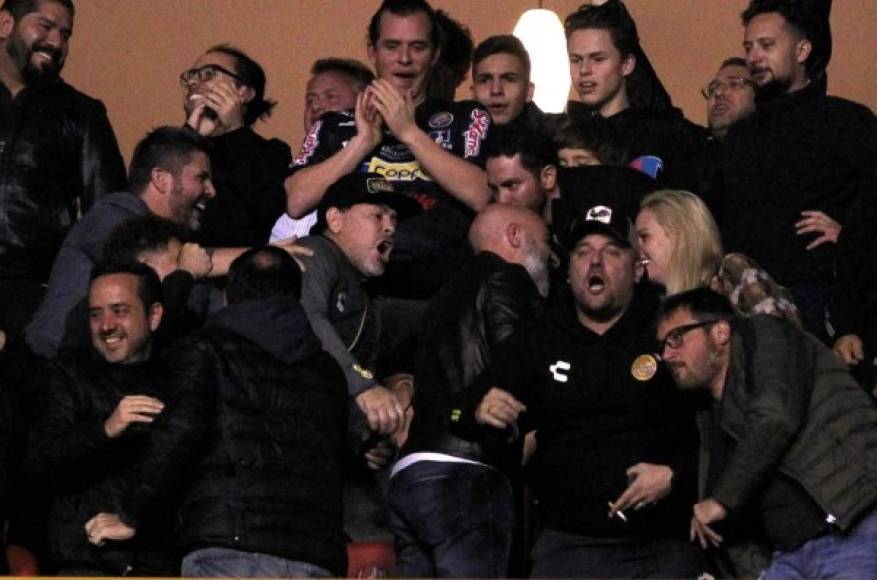 La euforia de Maradona celebrando el primer gol de Dorados en el partido de vuelta de la final contra San Luis.