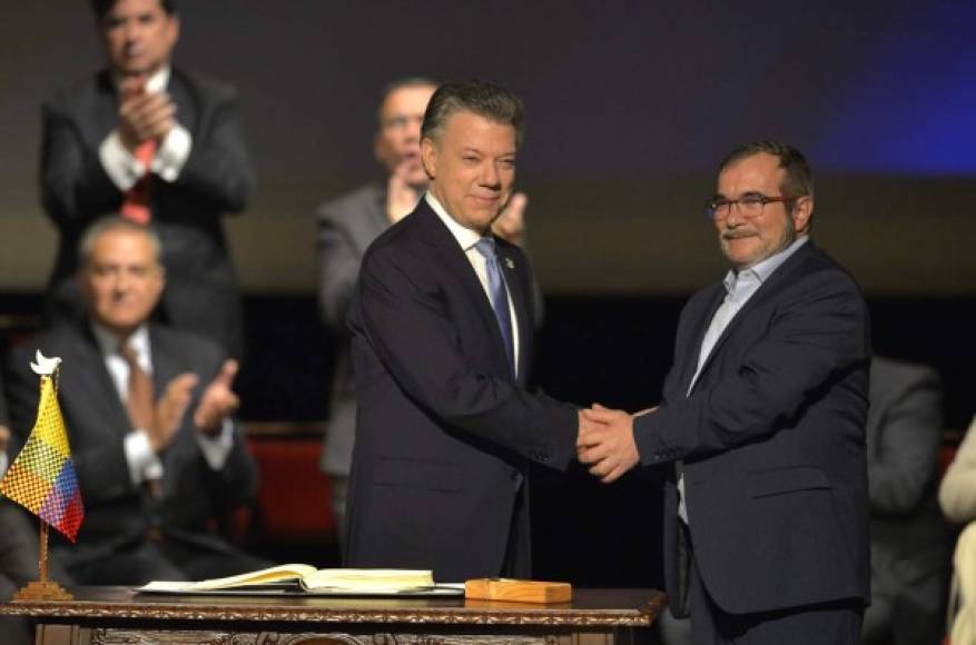 En Colombia, el presidente Juan Manuel Santos y el líder de las FARC, Timoleón Jiménez 'Timochenko', firmaron el nuevo acuerdo de paz.