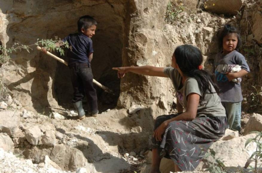 Esta familia de origen lenca saca de las cuevas barro en Lempira para trabajo en alfarería.