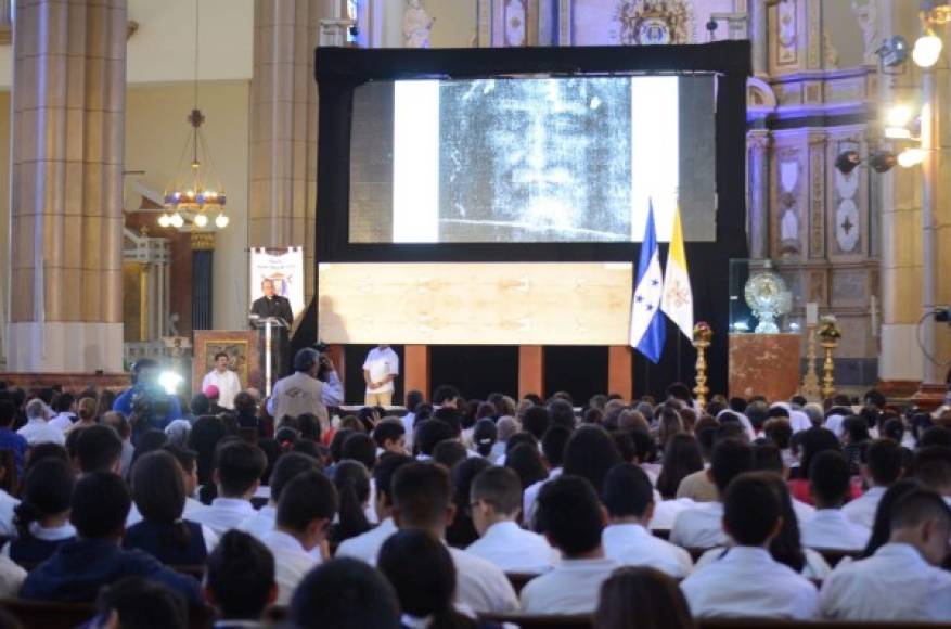 Los hondureños acudieron masivamente al primer día de la exposición '¿Quién es el hombre de la Sábana?' en la Basílica Menor de Suyapa.