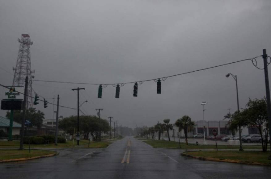 - El recuerdo de Katrina -<br/>En Luisiana, permanece aún fresco el recuerdo del devastador huracán Katrina (categoría 5), en agosto de 2005. Los diques que protegían Nueva Orleans sucumbieron entonces a la presión del agua, que inundó el 80% de la ciudad y causó unas 1.800 muertes.