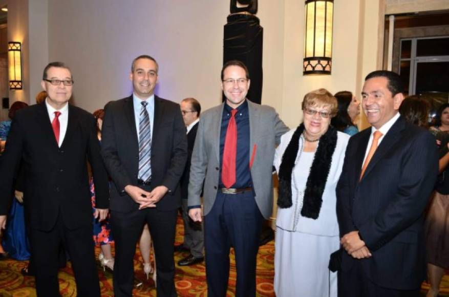 El diputado Antonio Rivera Callejas, Doris Gutiérrez, Arístides Mejía y Carlos Eduardo Reina compartieron juntos en la celebración del 4 de Julio en la Embajada de Estados Unidos en Tegucigalpa.
