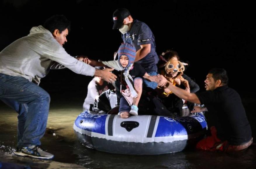 ROMA, TEXAS - APRIL 15: Immigrants arrive to the United States while being smuggled across the Rio Grande from Mexico on April 15, 2021 in Roma, Texas. A surge of mostly Central American immigrants crossing into the United States, including record numbers of children, has challenged U.S. immigration agencies along the U.S. southern border. John Moore/Getty Images/AFP<br/><br/>== FOR NEWSPAPERS, INTERNET, TELCOS & TELEVISION USE ONLY ==<br/><br/>