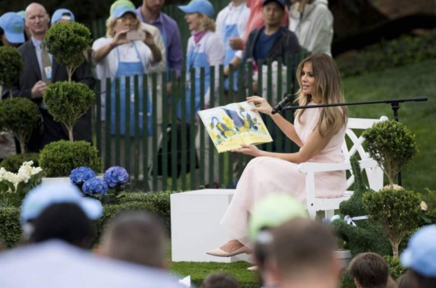 La primera dama leyó un libro de cuentos para los niños que asistieron al tradicional evento celebrado en los jardines de la Casa Blanca.