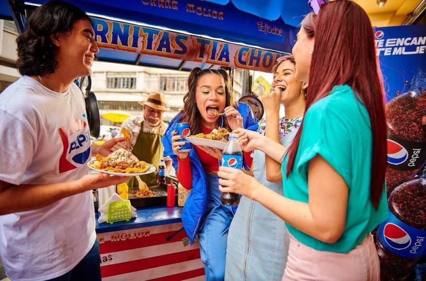La campaña que comparte Pepsi de “Éxitos de la calle 2023” con formado por Angie Flores y Manuel Turizo, motivando a los hondureños a mezclar sabores y nuevas experiencias culinarias. 