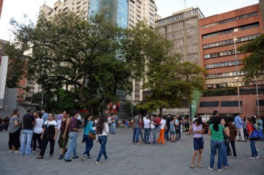 El terremoto interrumpió una concentración en apoyo al presidente Nicolás Maduro y provocó la evacuación de cientos de personas de hogares y oficinas.