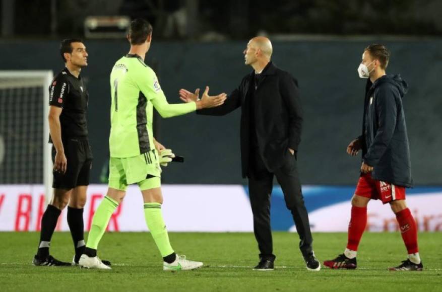 Zidane siguió reclamando al árbitro Martínez Munuera.